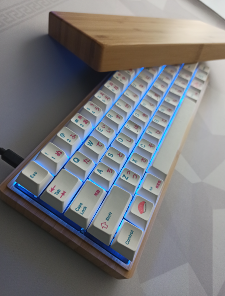 Ice blue RGB LEDs lighting of the pre-assembled Bento Box (HS60 PCB x EnjoyPBT Sushi) housed in bamboo casing.