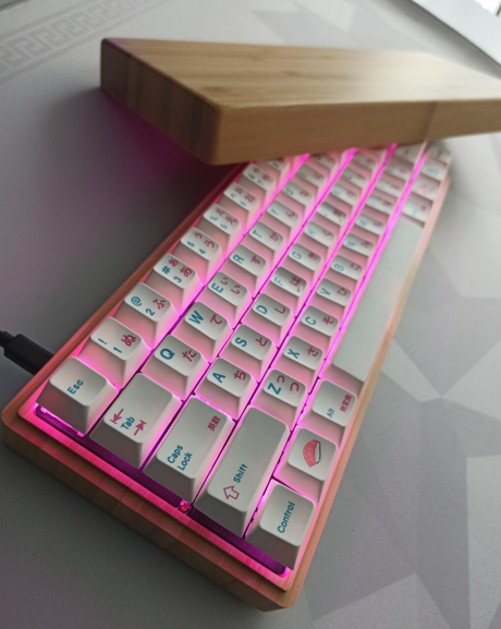 Neon pink RGB LEDs lighting of the pre-assembled Bento Box (HS60 PCB x EnjoyPBT Sushi) housed in bamboo casing.