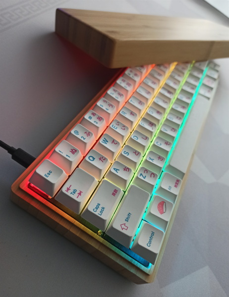 An alternative preset of the multicolored RGB LEDs lighting of the pre-assembled Bento Box (HS60 PCB x EnjoyPBT Sushi) housed in bamboo casing.