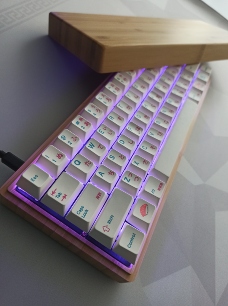 Cyberpunk purple RGB LEDs lighting of the pre-assembled Bento Box (HS60 PCB x EnjoyPBT Sushi) housed in bamboo casing.