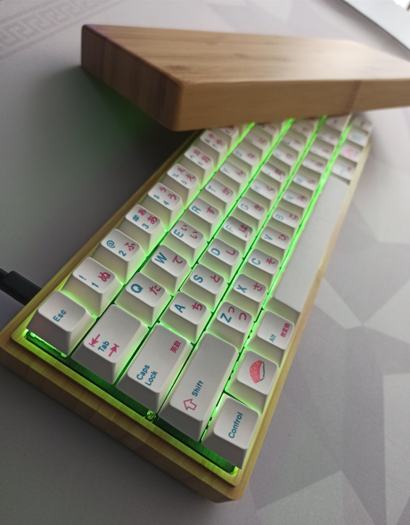 Neon Green RGB LEDs lighting of the pre-assembled Bento Box (HS60 PCB x EnjoyPBT Sushi) housed in bamboo casing.