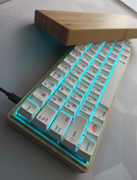 Cyan RGB LEDs lighting of the pre-assembled Bento Box (HS60 PCB x EnjoyPBT Sushi) housed in bamboo casing.